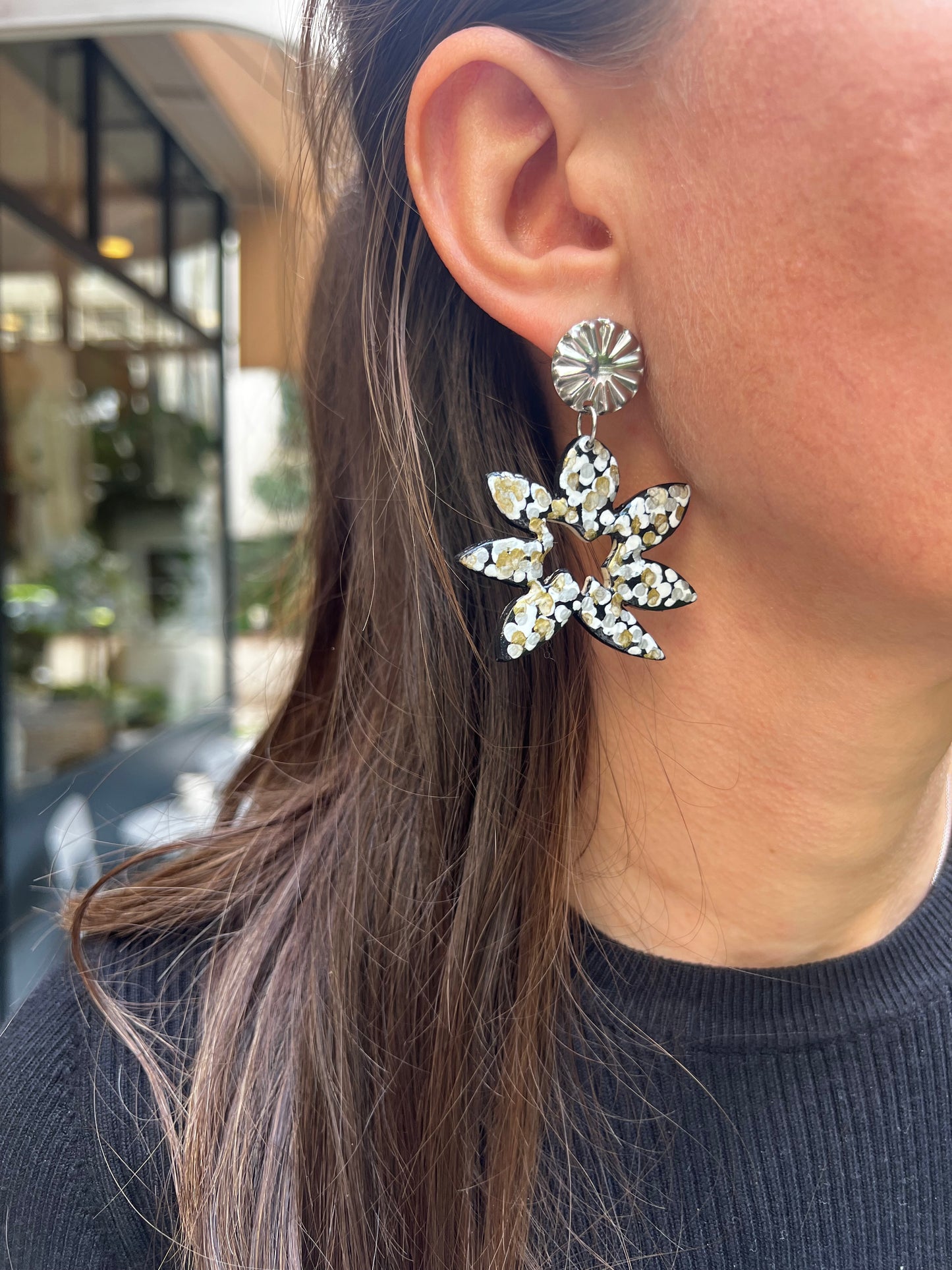 Siyah Beyaz Çiçek Küpe