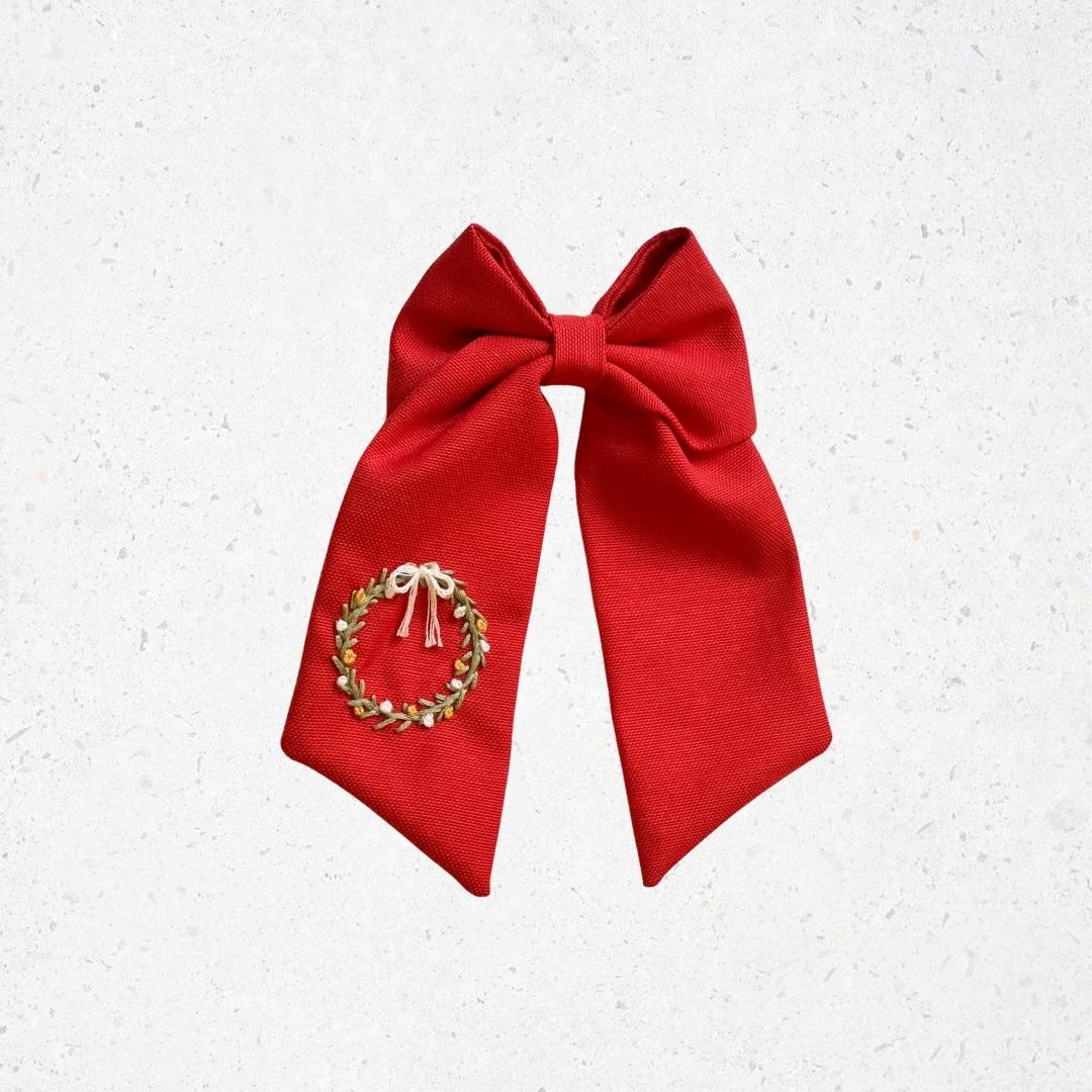 Yılbaşı konseptli, el nakış işlemeli keten, fiyonk toka