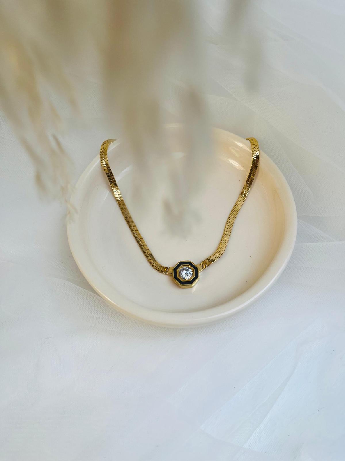 Siyah Çerçeve Taşlı Kolye