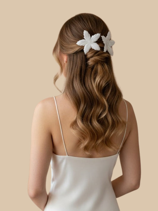 Debby Headpiece el yapımı kumaş çiçek detaylı pin gelin saç aksesuarı yakın plan görünümü.