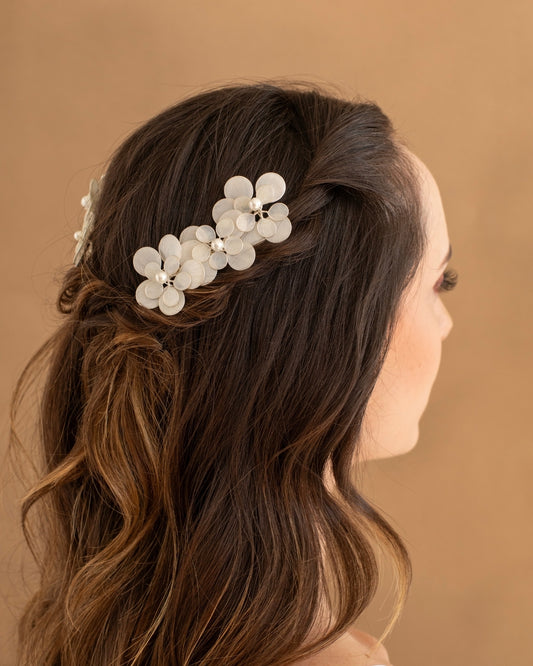 İncili ve reçine çiçekli ikili gelin saç aksesuarı