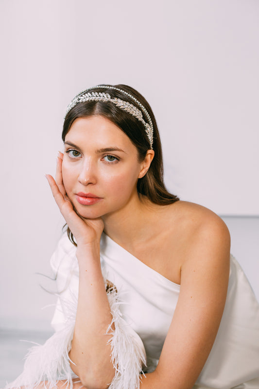 Kristal taş yapraklarla hazırlanan gelin tacı