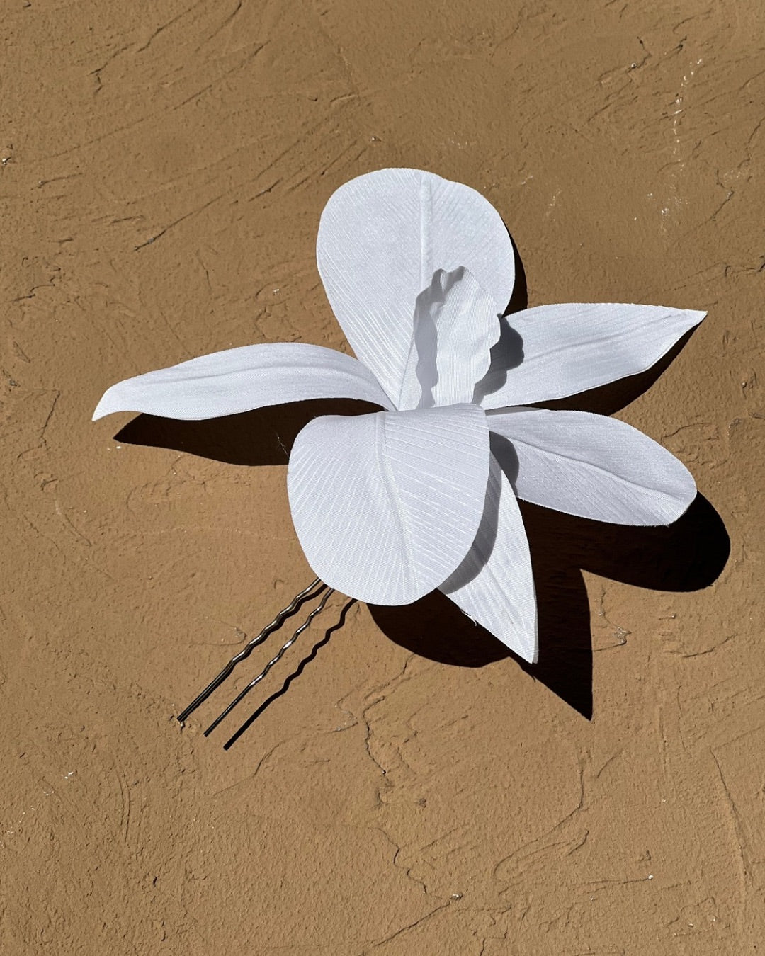 beyaz kumaş çiçekli pin