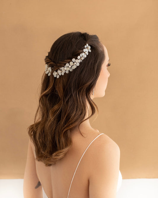 Reçine çiçek ve taşlarla hazırlanan gelin saç aksesuarı