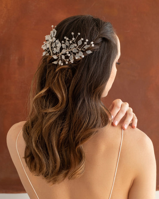 reçine yapraklar ve boncuklarla hazırlanan gelin saç aksesuarı